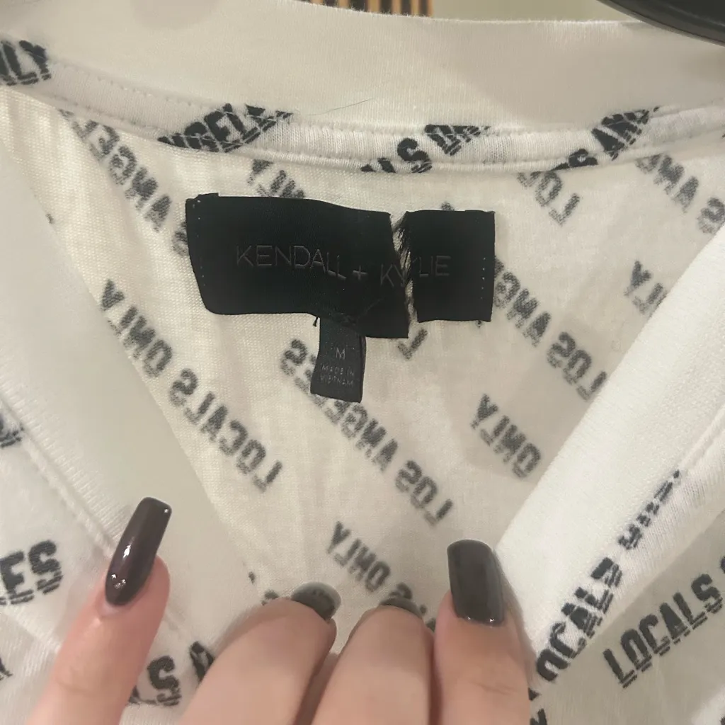 Kendall + Kylie Los Angeles Graphic Tee – Size Medium - Image 8
