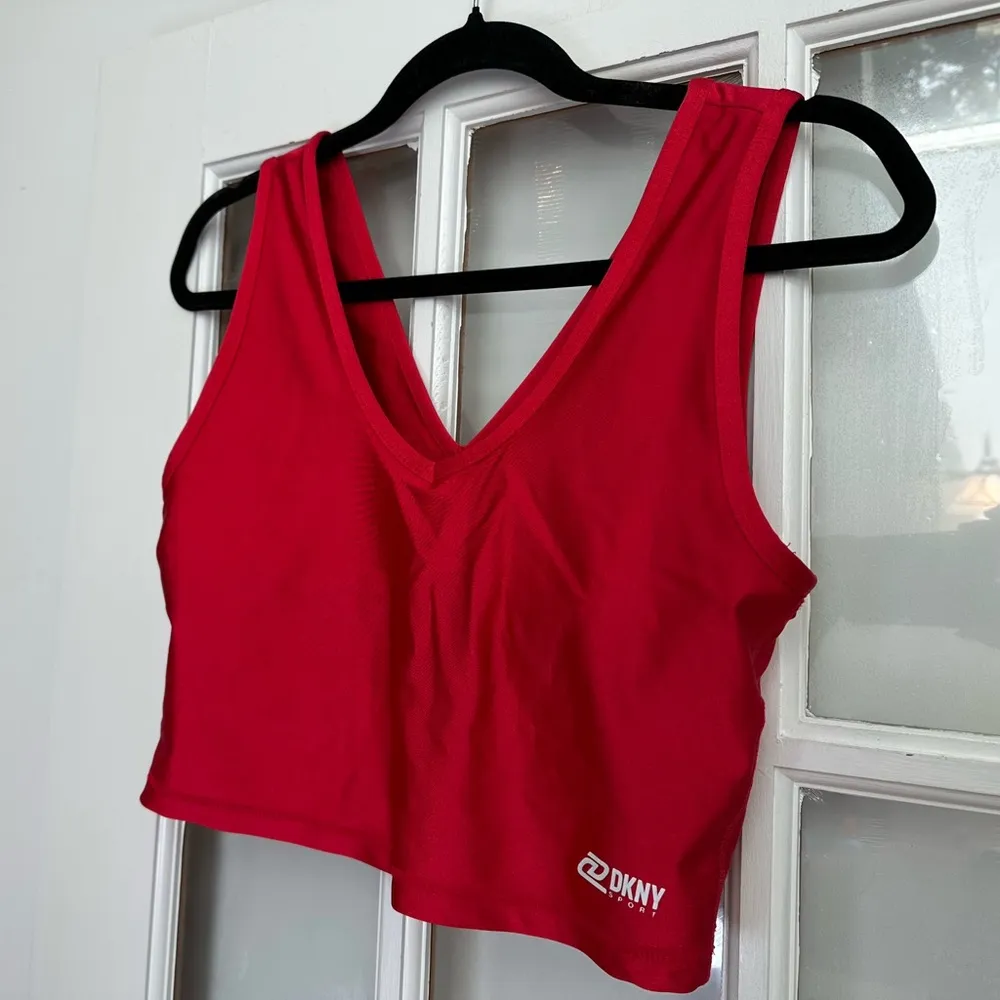 DKNY Women's Cropped Tank Sports Bra Red Ski Patrol Size Large L Athletic - Image 4