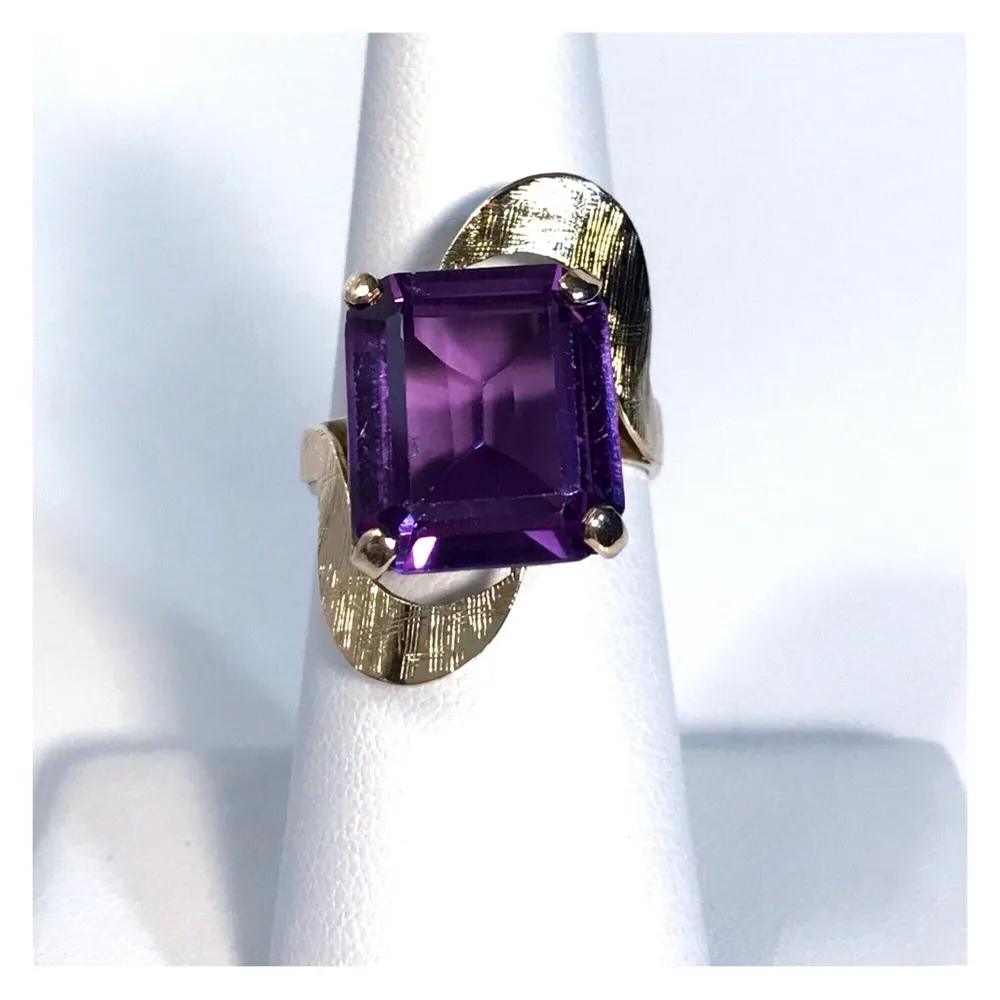 10KT COLOR CHANGING 12.22 CARAT SAPPHIRE YELLOW GOLD MID CENTURY MODERN RING - Image 3
