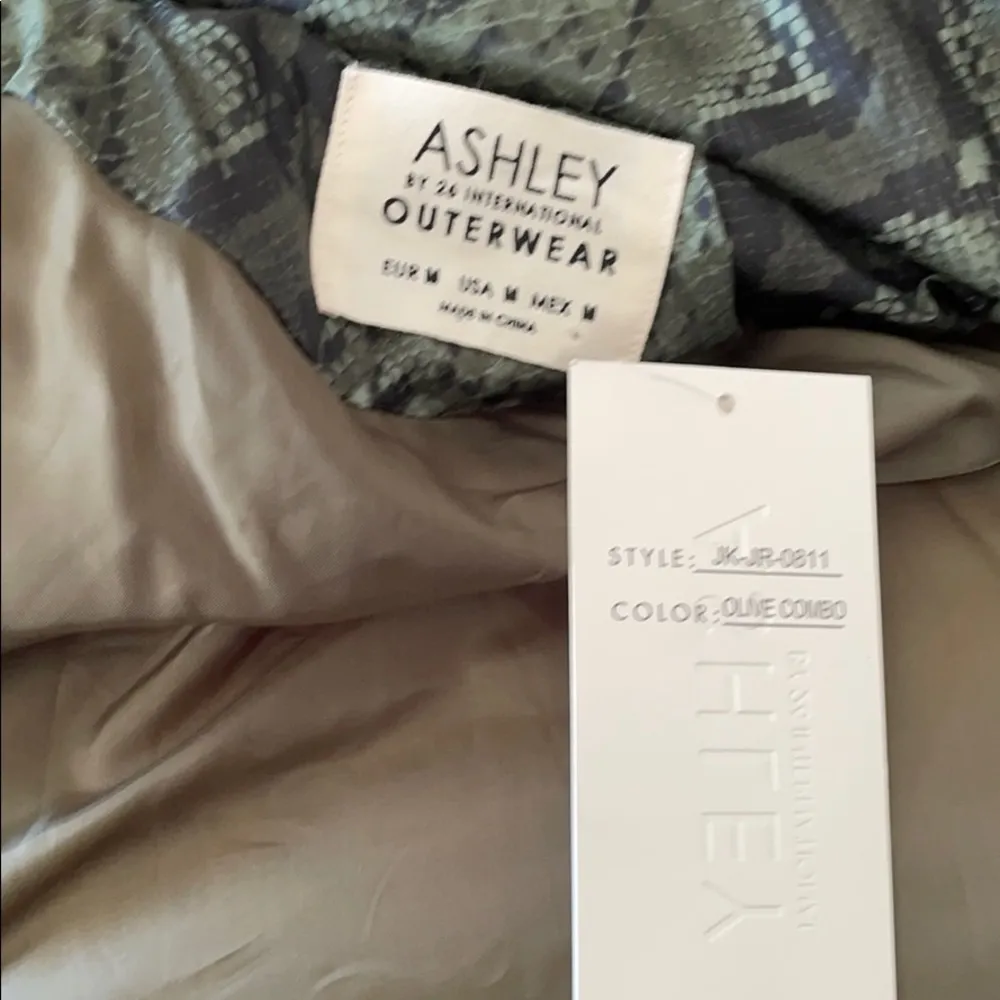 NWT Ashley By 26 Green Snake Print Puffer Jacket - Image 8