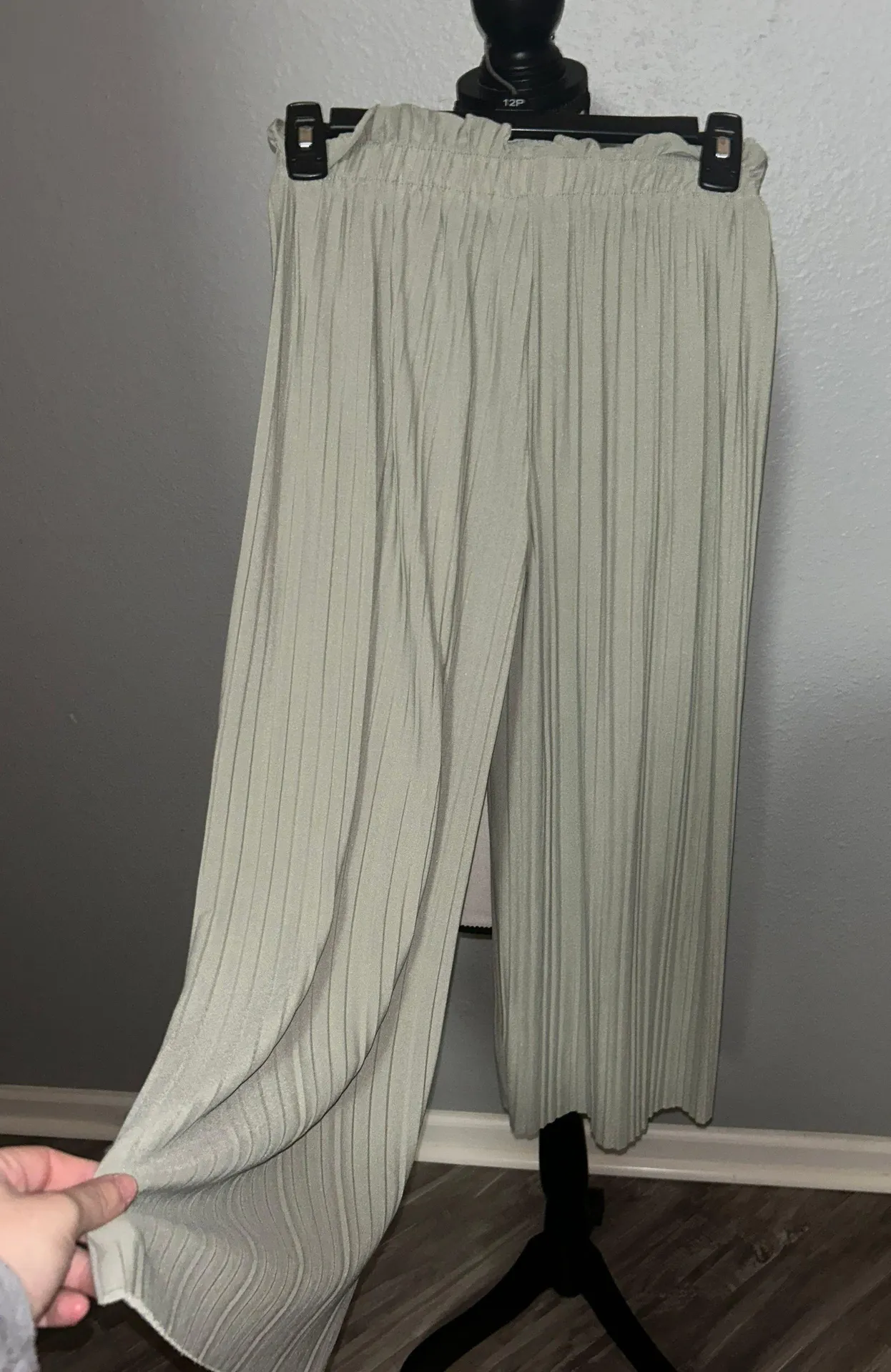 Light Green Capri Pleated Palazzo Boutique Pants Size Small - Image 4