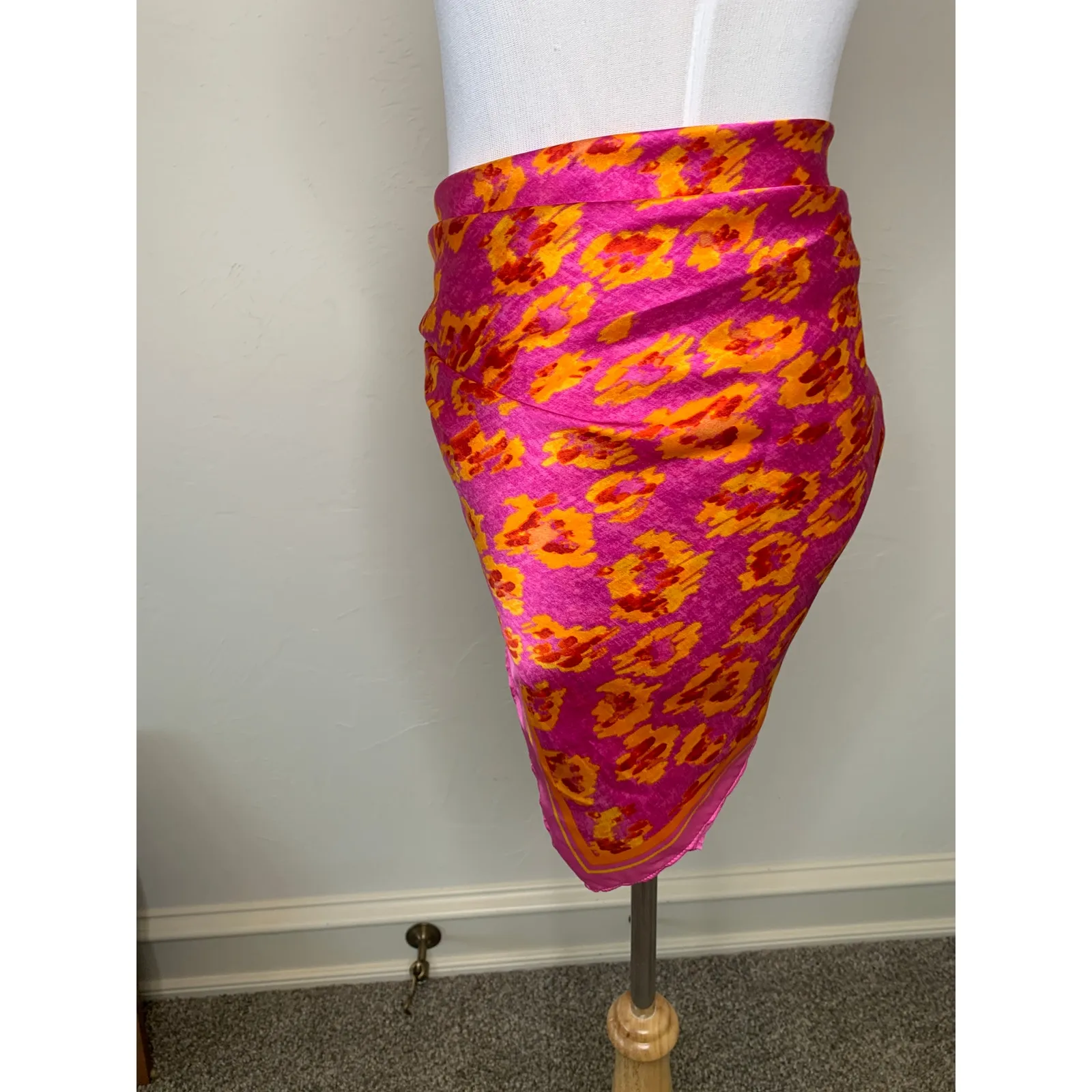 100% Silk Pink Orange Yellow Flamestitch Floral Scarf 35 x 36" - Image 3