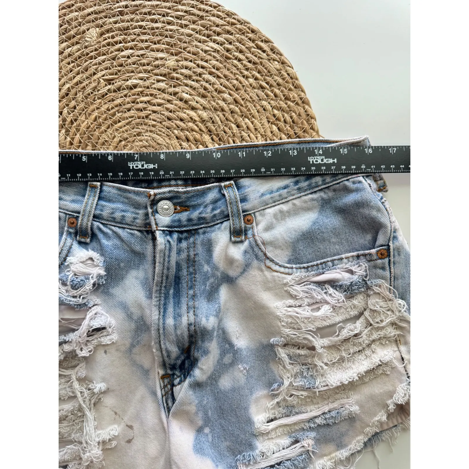 Levis 501 Bleach Distressed Denim‎ Jean Shorts Rips Frayed Hem Size 30 - Image 2