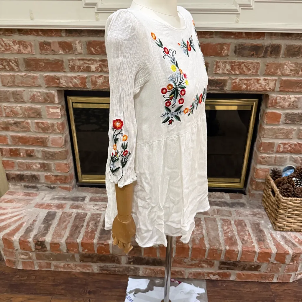 Forever 21 White Mini Dress with Floral Embroidery - Image 4