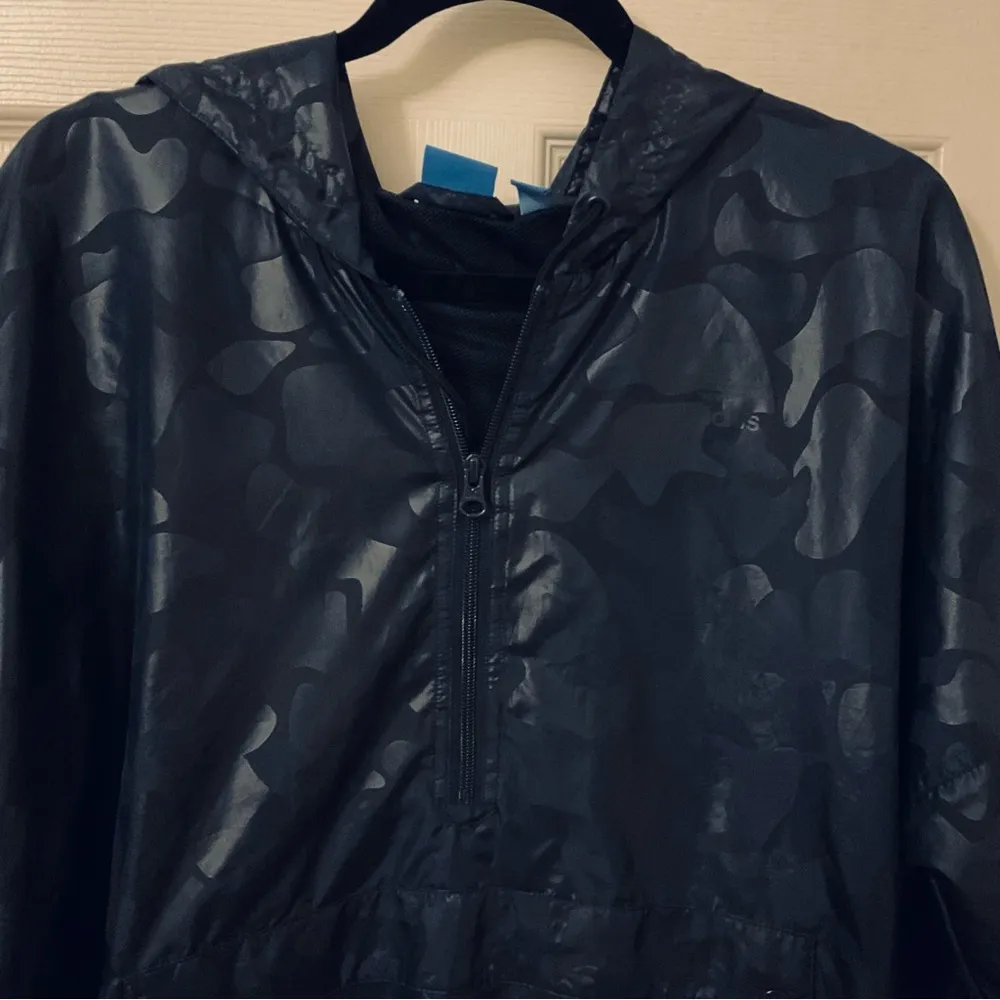 Adidas Originals Seoul Winter
Embossed Windbreaker Women's size medium - Image 2