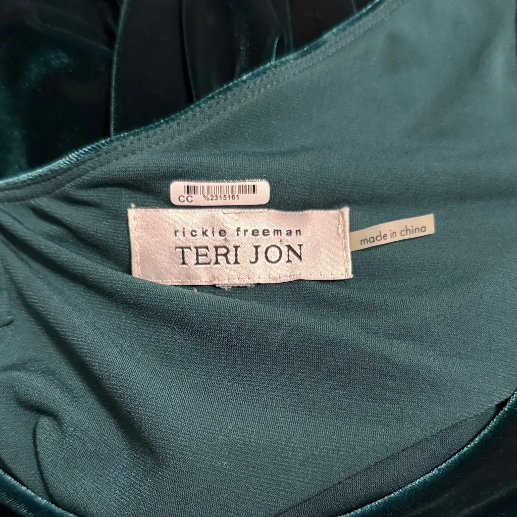 💖 Rickie Freeman for Teri Jon Sleeveless Green Velvet Gown - Image 9