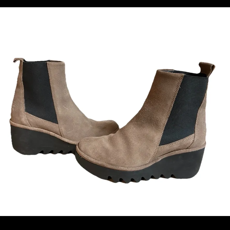 Fly London Boots Women's Size 5.5 Chelsea Wedge Suede Ankle Camel - Image 3