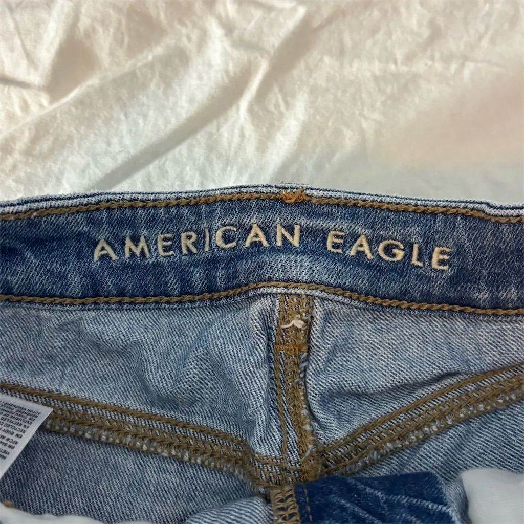 American Eagle Women's High‎ Rise Mom Shorts Floral Embroidered Size 4 - Image 5