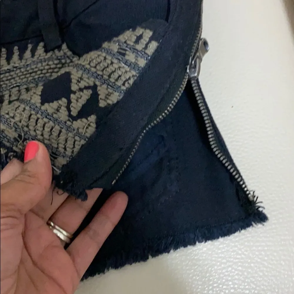 Pull & Bear  Embroidered Black Short. - Image 5