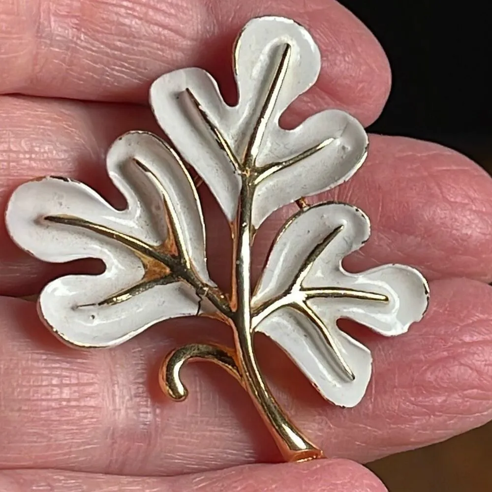 Vintage enamel leaf open cut leaf brooch Gold - Image 2
