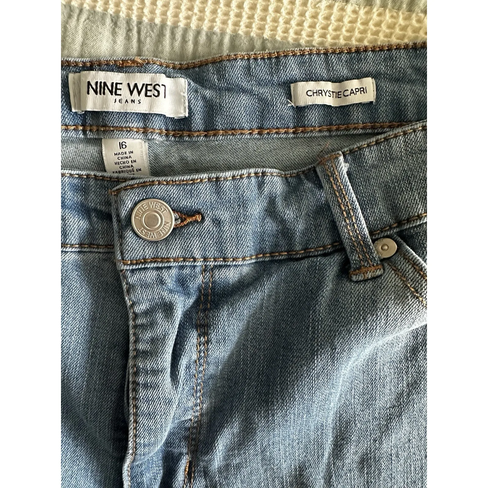 Nine West Women's Blue Missy Light Wash Denim Chrystie Capri Jeans Size 16 - Image 4