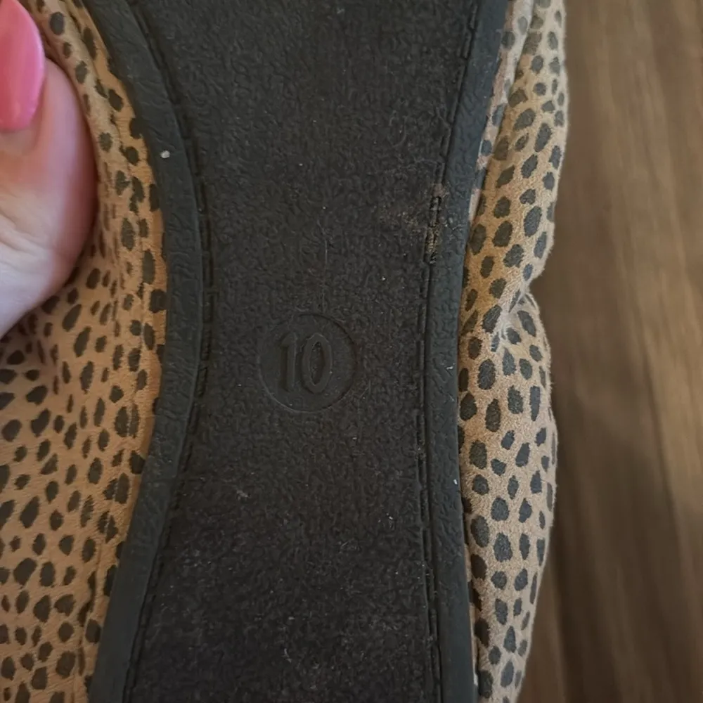 Universal Threads Women’s memory foam flats - Image 5