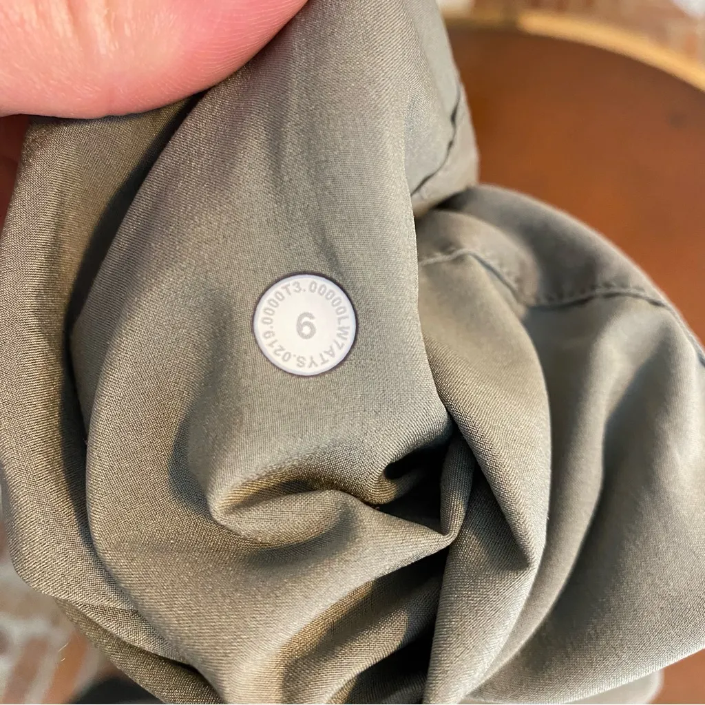 Lululemon Feeling Femme Short 5.5" Grey Sage size 6 on the go neutral‎ classic - Image 4