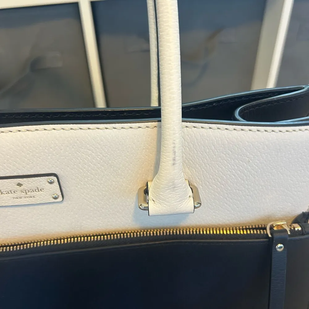 EUC Kate Spade Grove Street Maeve Black Cream Tote
Laptop Bag - Image 4