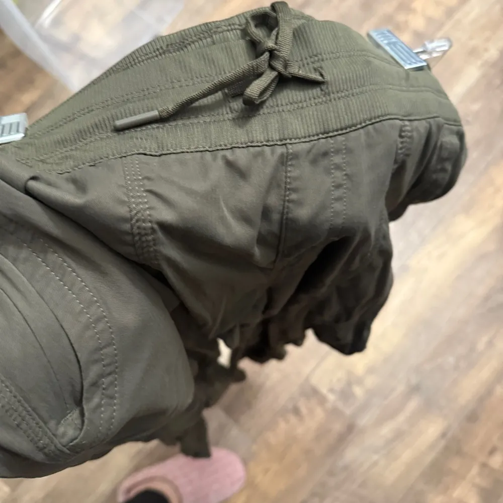 The North Face Olive Green Cargo Pants with Relaxed Fit - Image 7