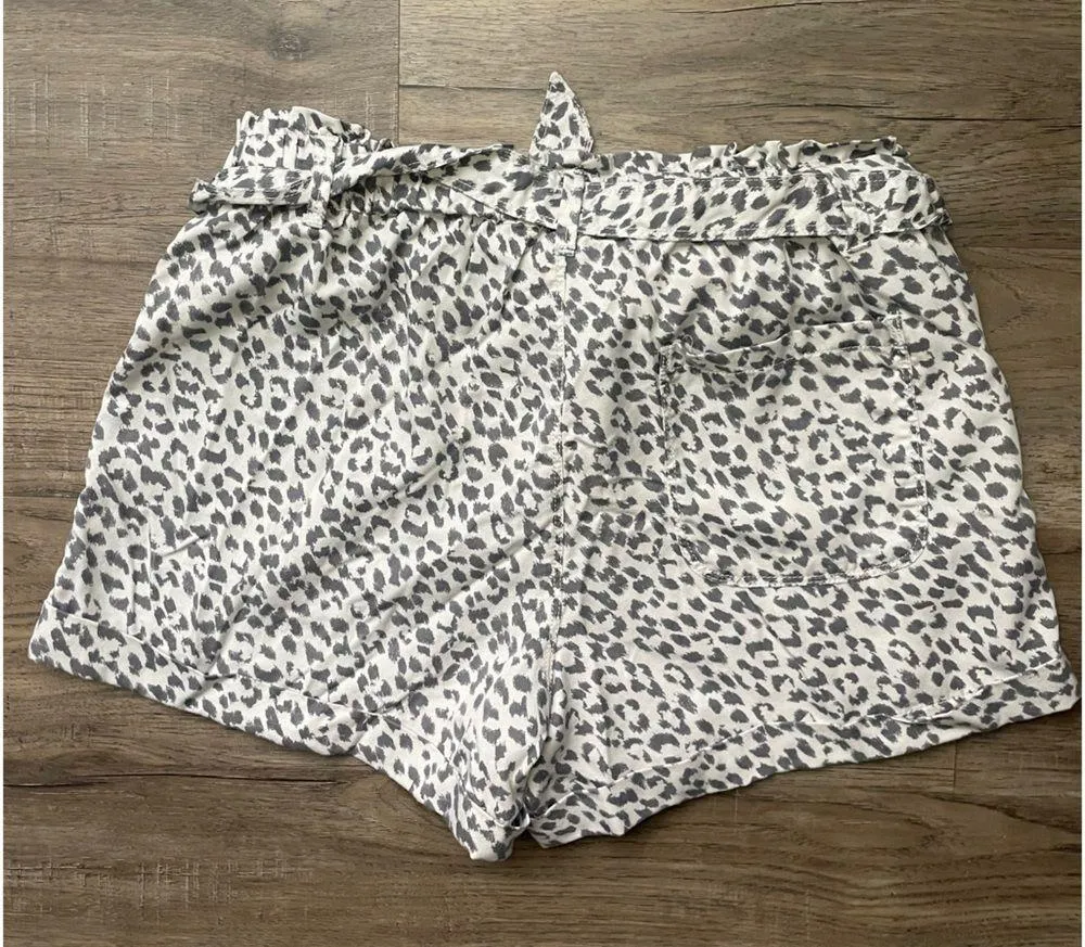 Aerie cheetah printed paper bag shorts sz M - Image 2