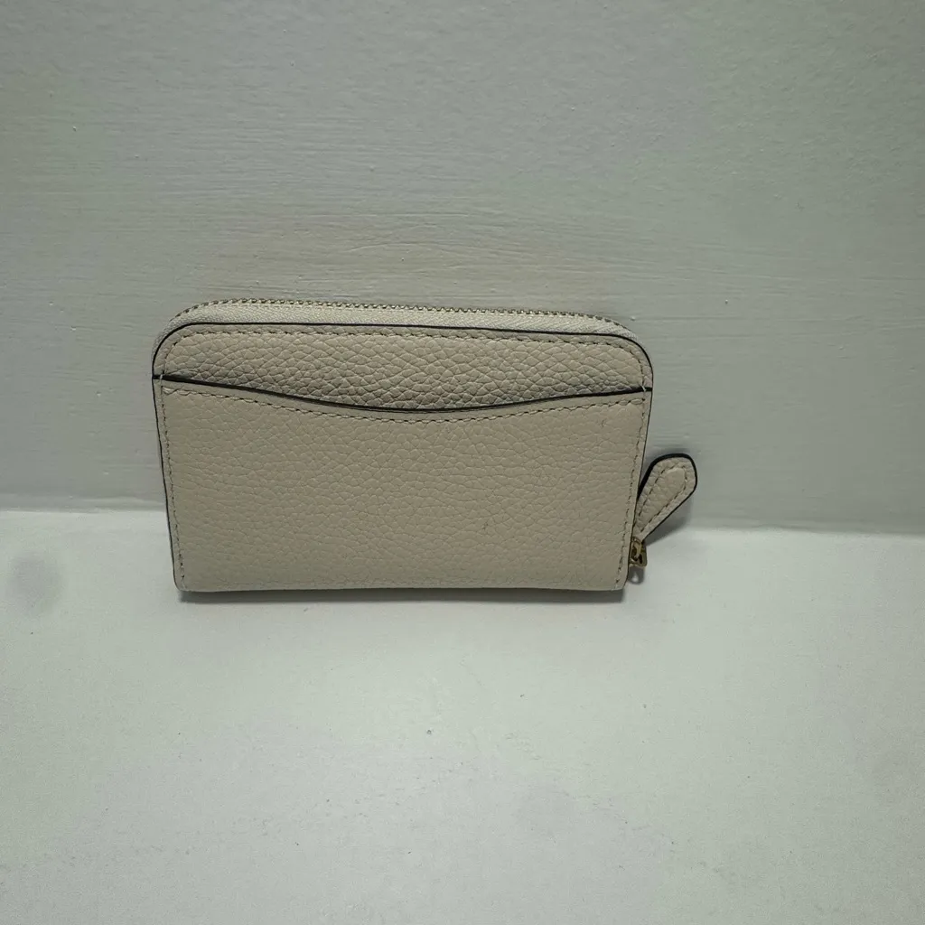 Coach  Essential Small Zip Around Card Case In brass/ Chalk - Image 6