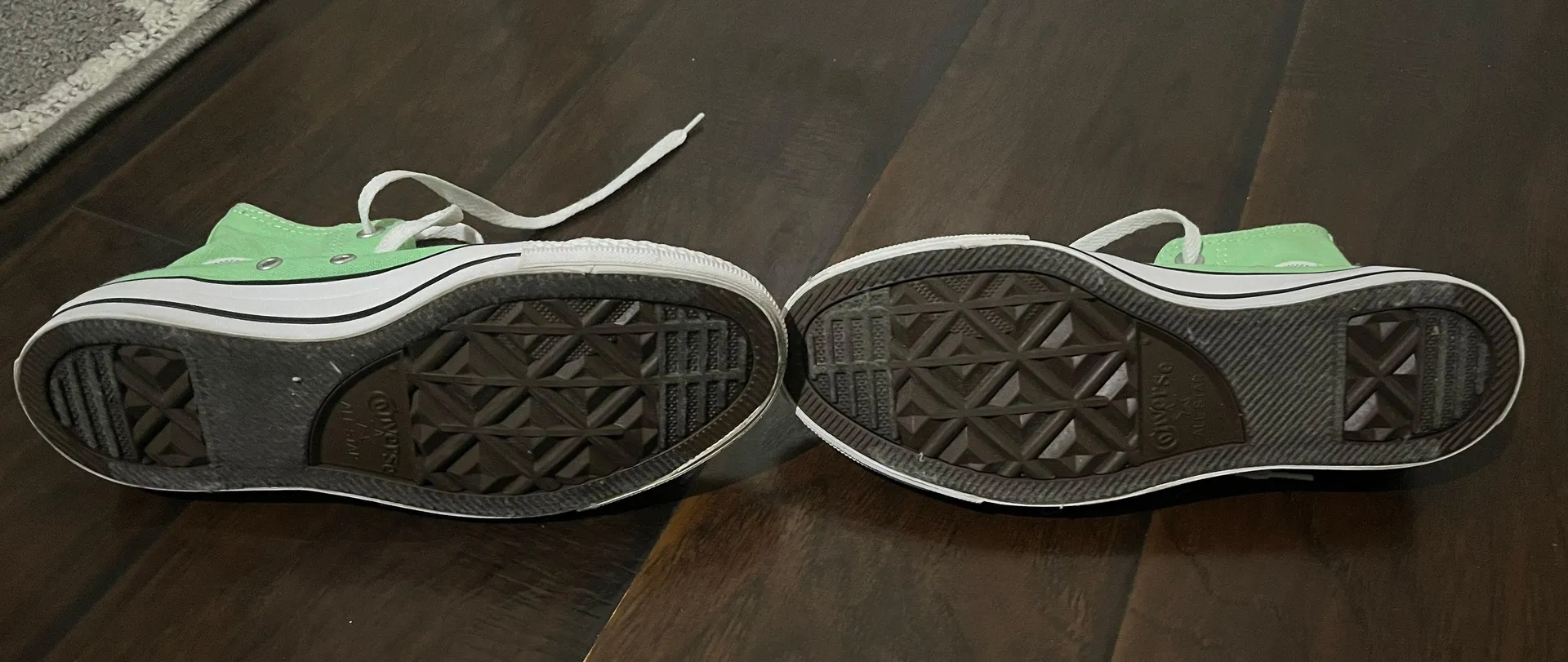 NWOT  green tennis shoes - Image 4