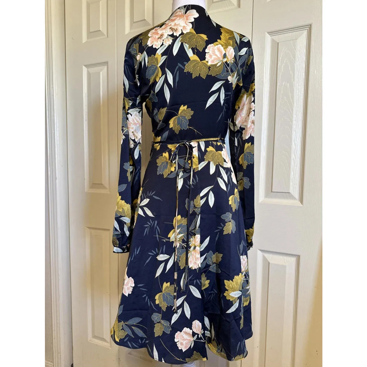 LULU’S Floral Navy Blue Stain Wrap Dress Adjustable Waist Sz Small, Love is Life - Image 4