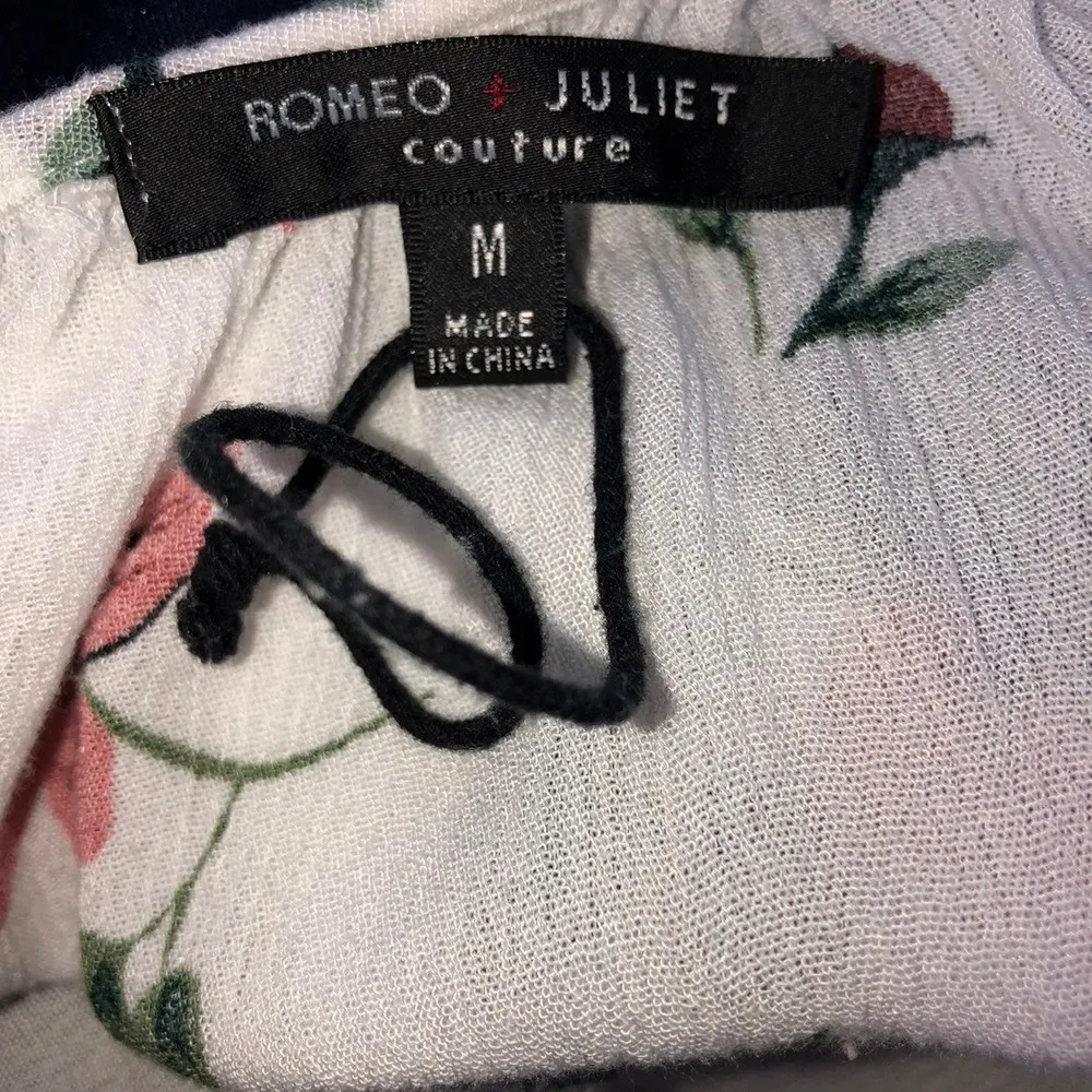 Romeo + Juliet Couture Cold Shoulder Long Sleeve Frilly Floral Top - Image 4