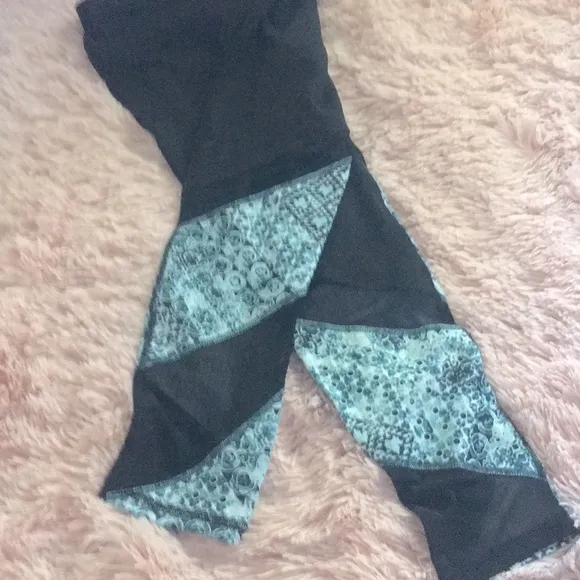 New GAIAM Midrise Athletic Yoga Capri Athletic Workout Leggings - Image 2