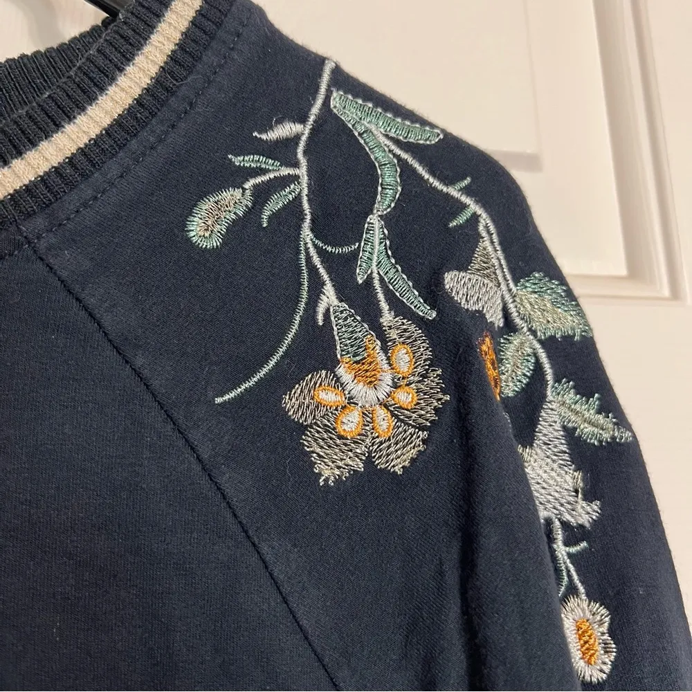 Floral Embroidered Navy Blue Knit Sweater Crew Neck Nice Sweater M - Image 9