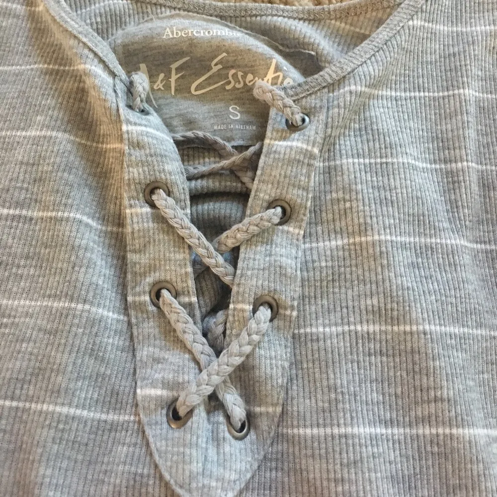Gray and white lace top tank top never worn - Image 3