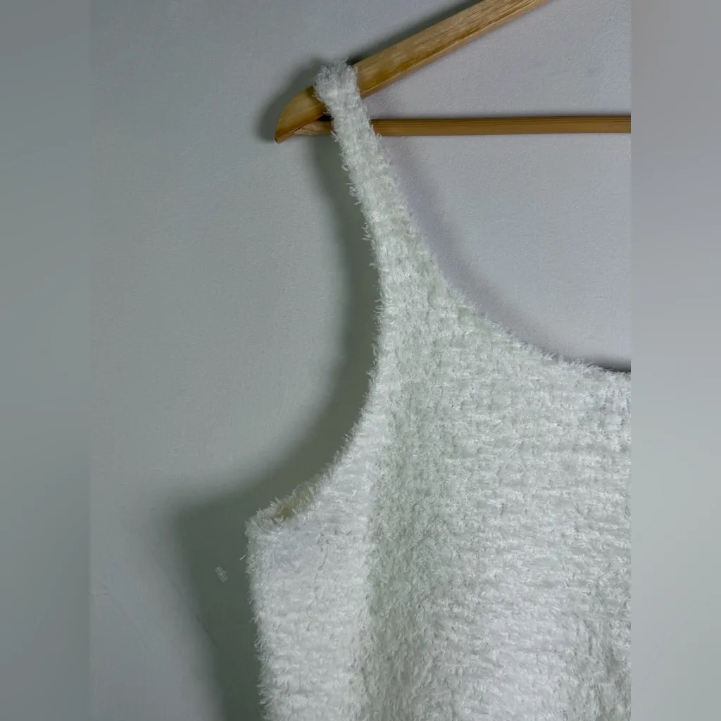 Wear by Erin Andrews Women’s Georgia Bulldogs UGA Fuzzy Sherpa Tank Top XXL White - Image 6