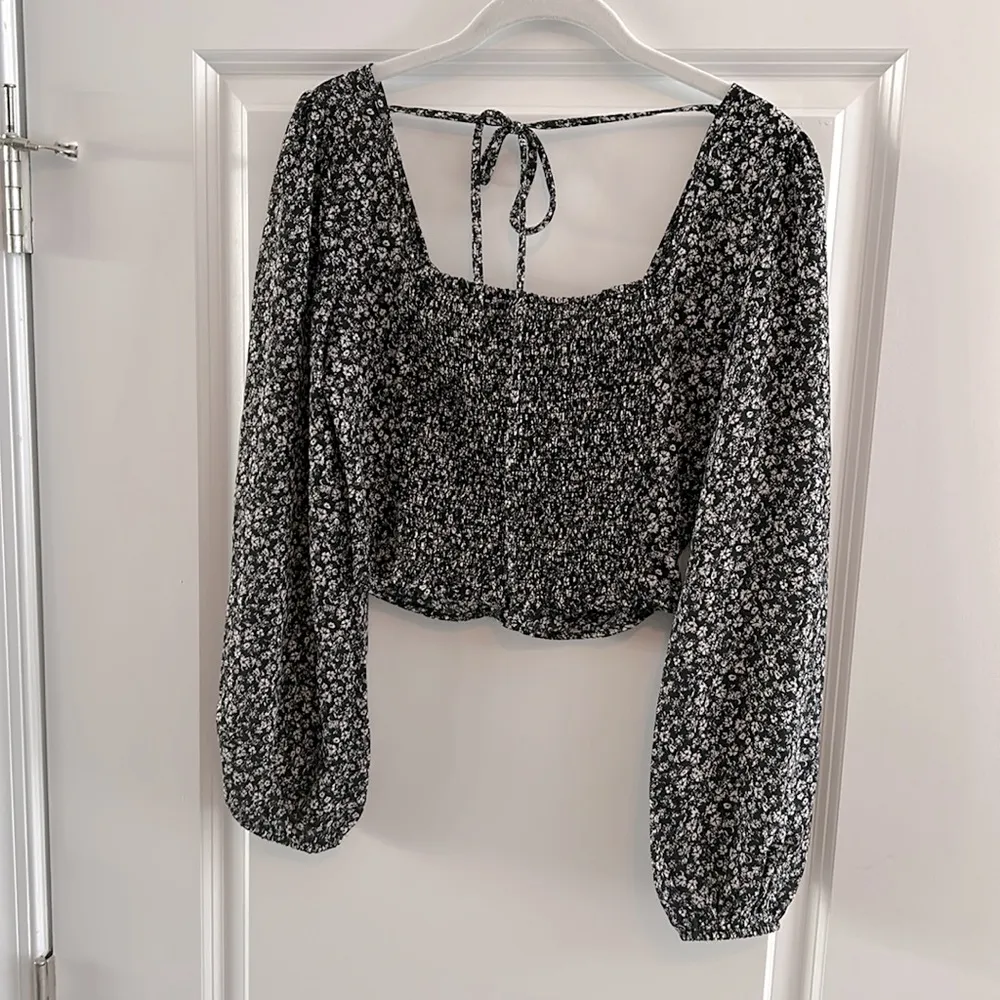 NWT Altar’d State Cropped LS Top. Black/Ivory. Size S. - Image 2