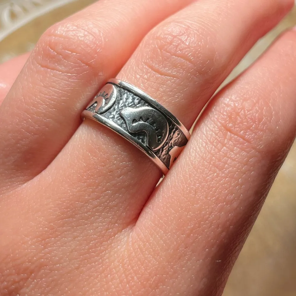 Vintage Sterling Silver 3 Bear Mashe Etched Band Ring - Image 12