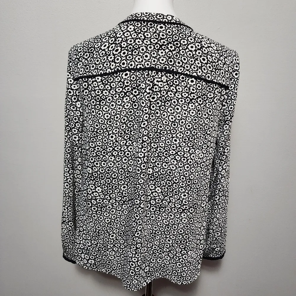 Talbots black & white retro floral bow tie button down blouse size medium - Image 5
