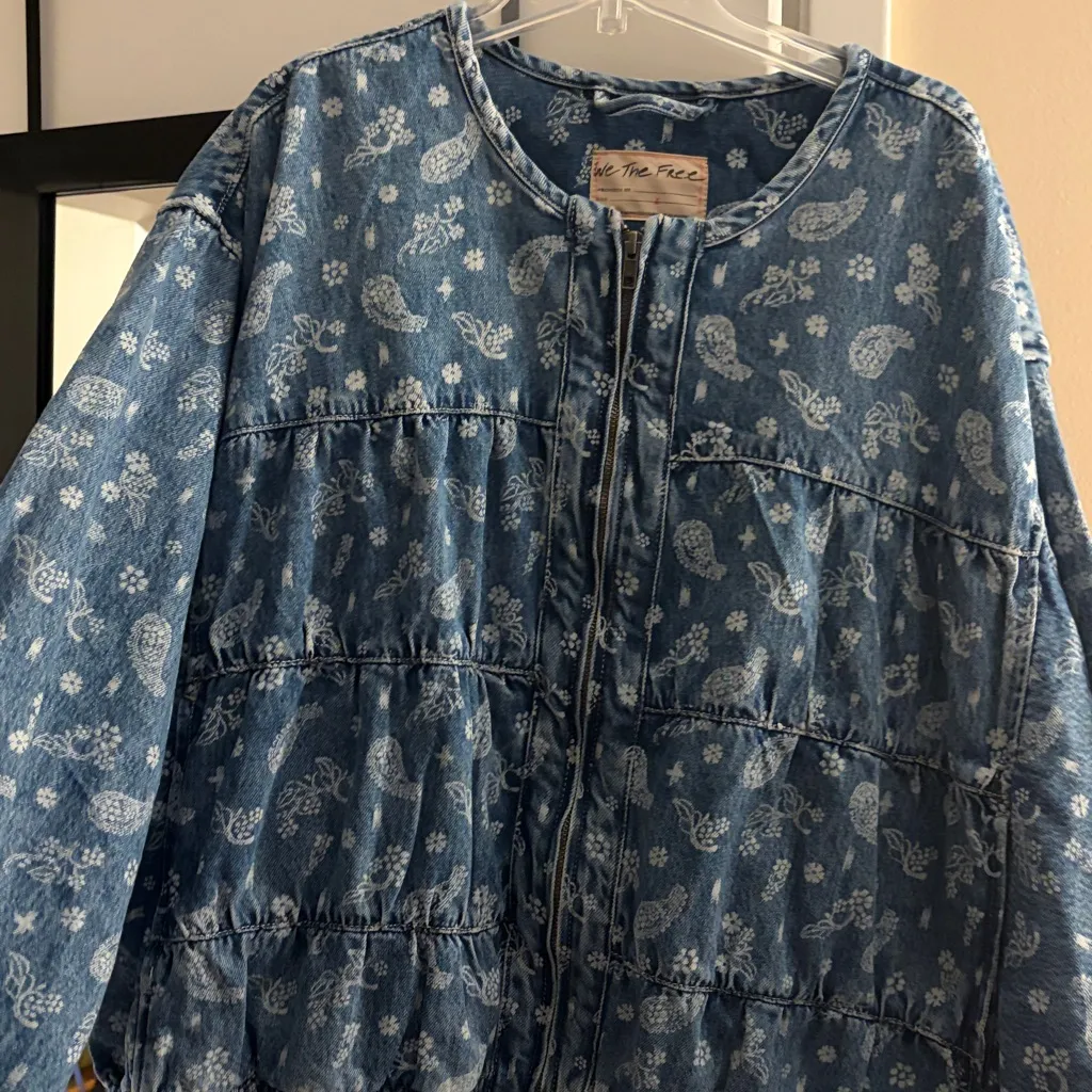 We The Free Layla Printed Denim Jacket in Blue Fog Size Large EUC Worn Once! 💙💙💙 - Image 7