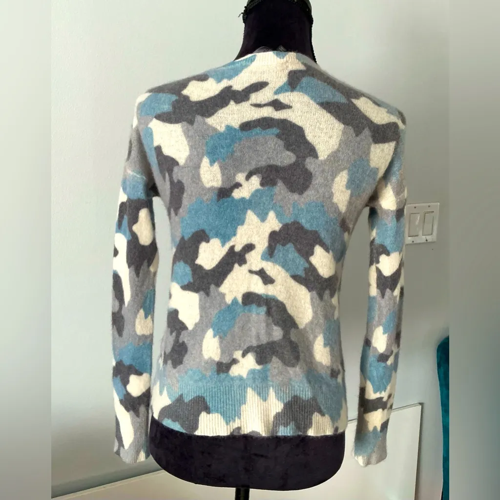 Cashmere sweater 💙🤍🩶 - Image 2