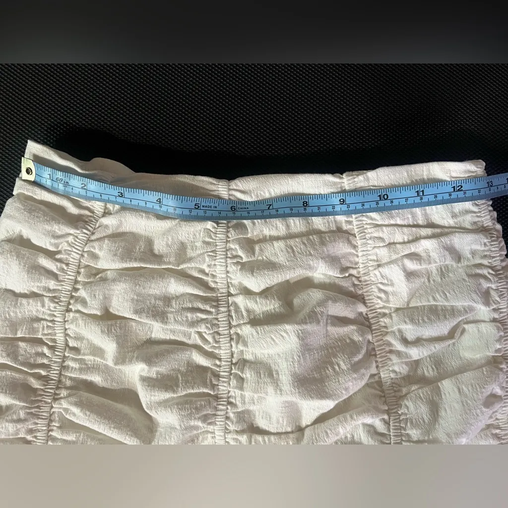 Zara ruched flutter mini skirt.  Size Medium - Image 6