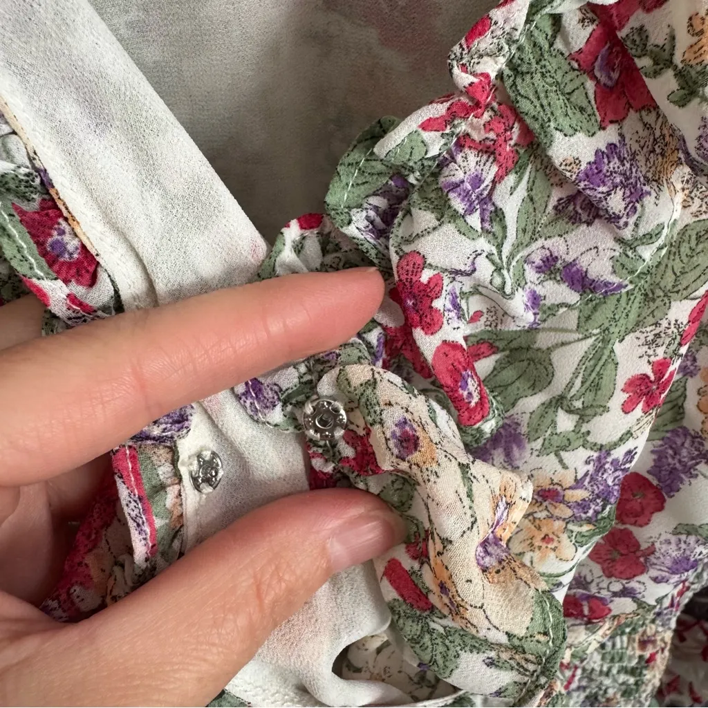 Astr The Label V-neck Short Sleeve Floral Ruffled Smocked Blouse Size Medium - Image 4