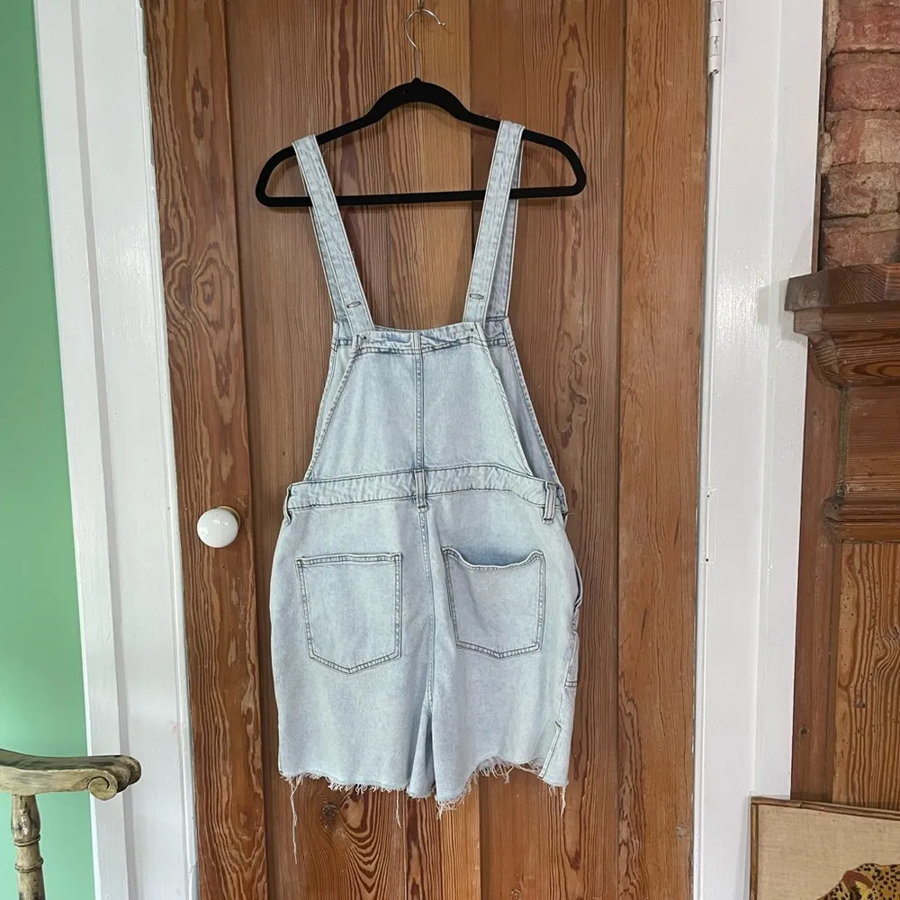 WeWoreWhat Light Wash Denim Slit Hem Raw Edge Overalls Shorts - Size Large - Image 8