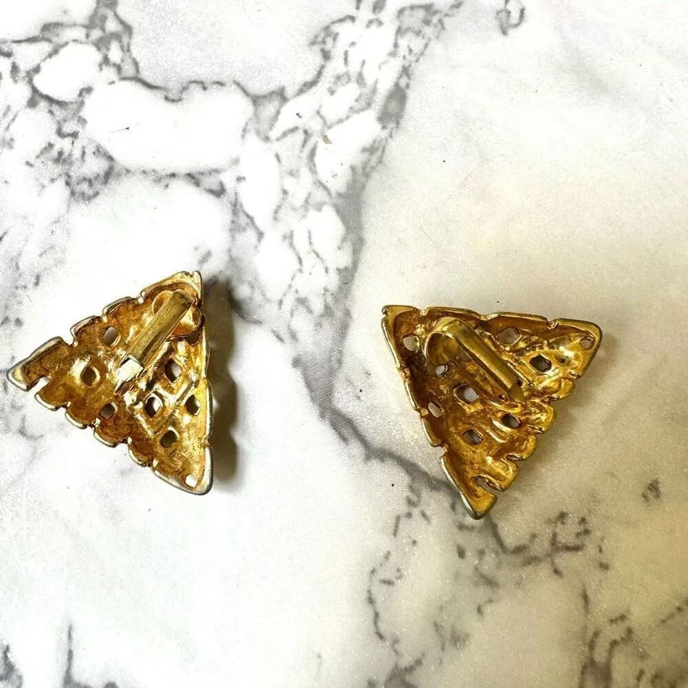 Gold tone vintage triangle basket weave clip on earrings - Image 4