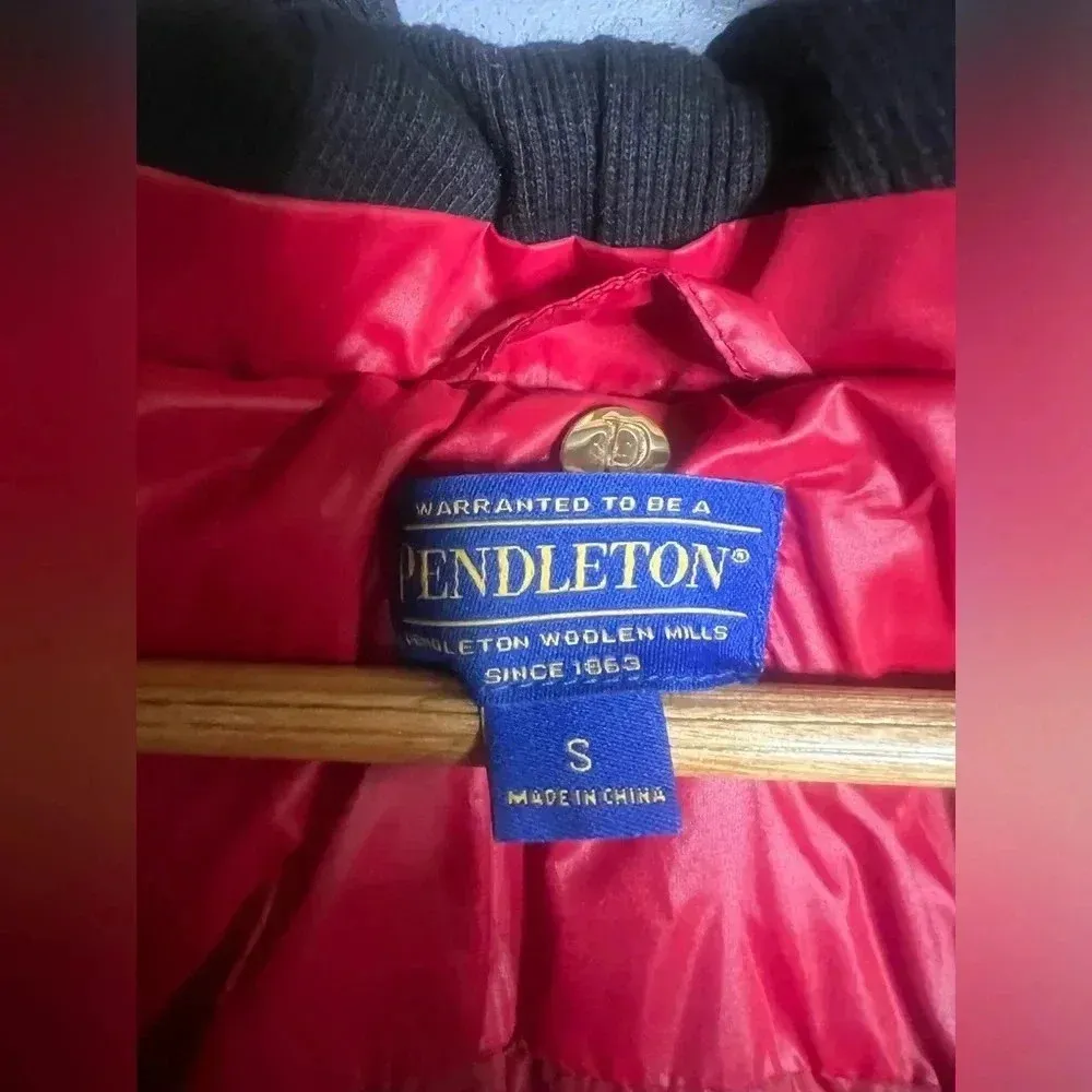 Pendleton NWT Duck Down red Puffer Vest W/Removable Hood Woman's Small - Image 5