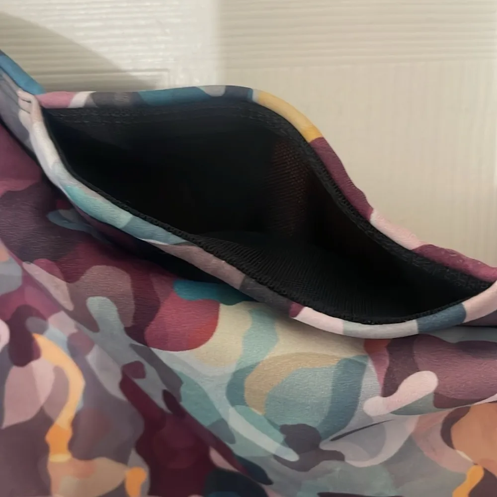 Spanx Booty Boost® Active Printed 7/8 Leggings COLOR PAINTED RUBY CAMO Large - Image 4