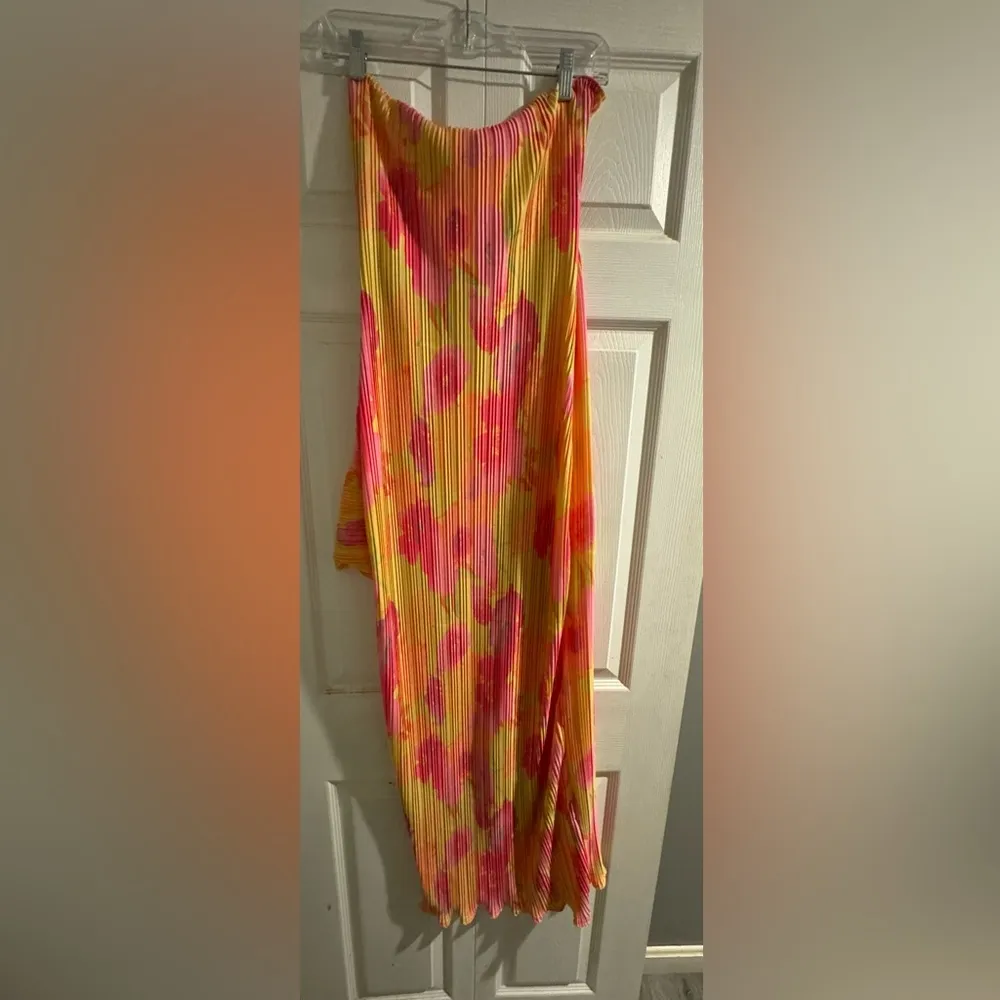 Multi Floral Print Plisse Bandeau Cowl Back Maxi 
PRETTYLITTLETHING 
NEVER WORN - Image 5