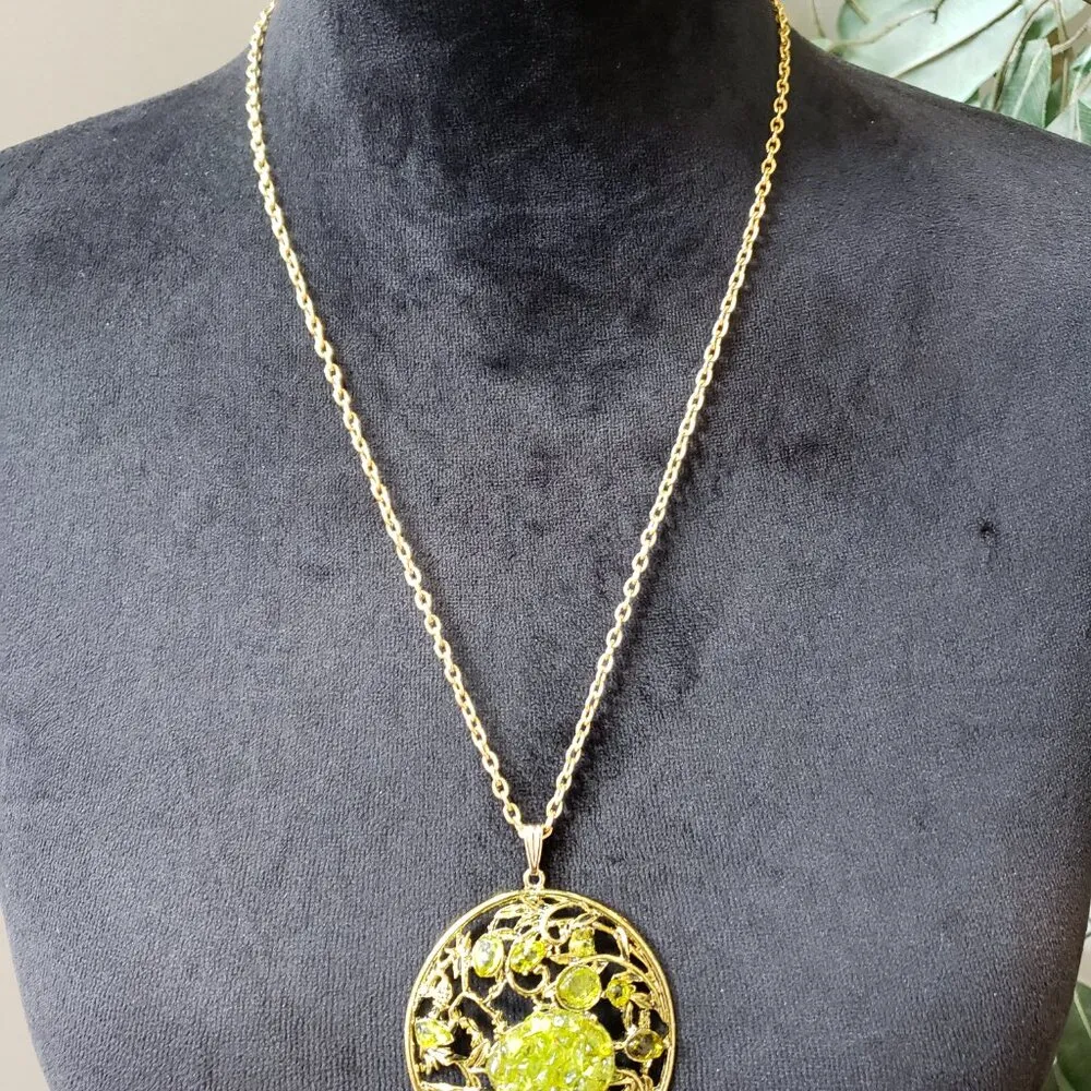 Womens Gold Tone Jade Chip Medallion Filigree Necklace with Spring Rong Clasp Green - Image 3