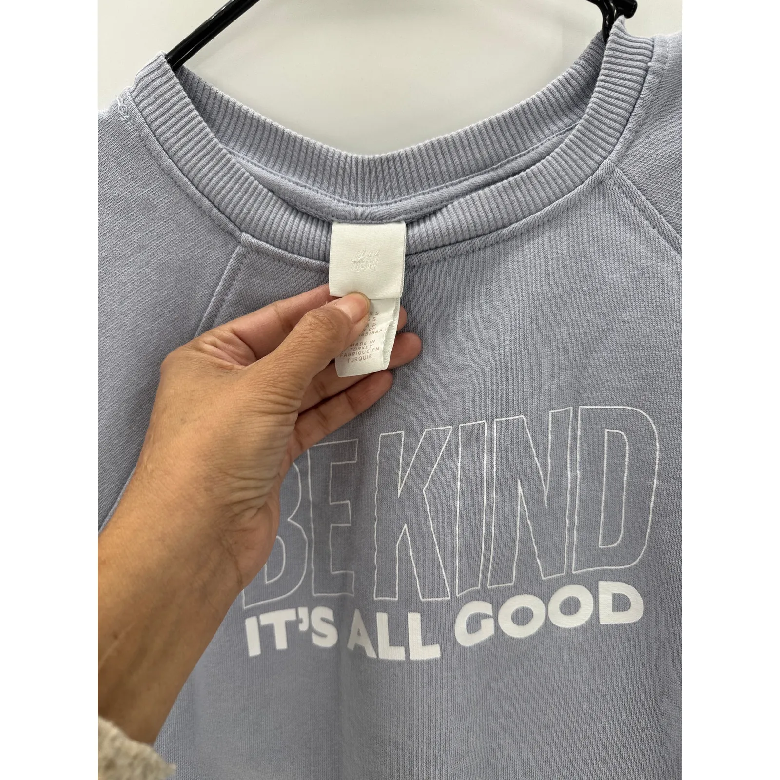 H&M periwinkle blue "Be Kind - It's All Good" short sleeve sweatshirt cotton - Image 4