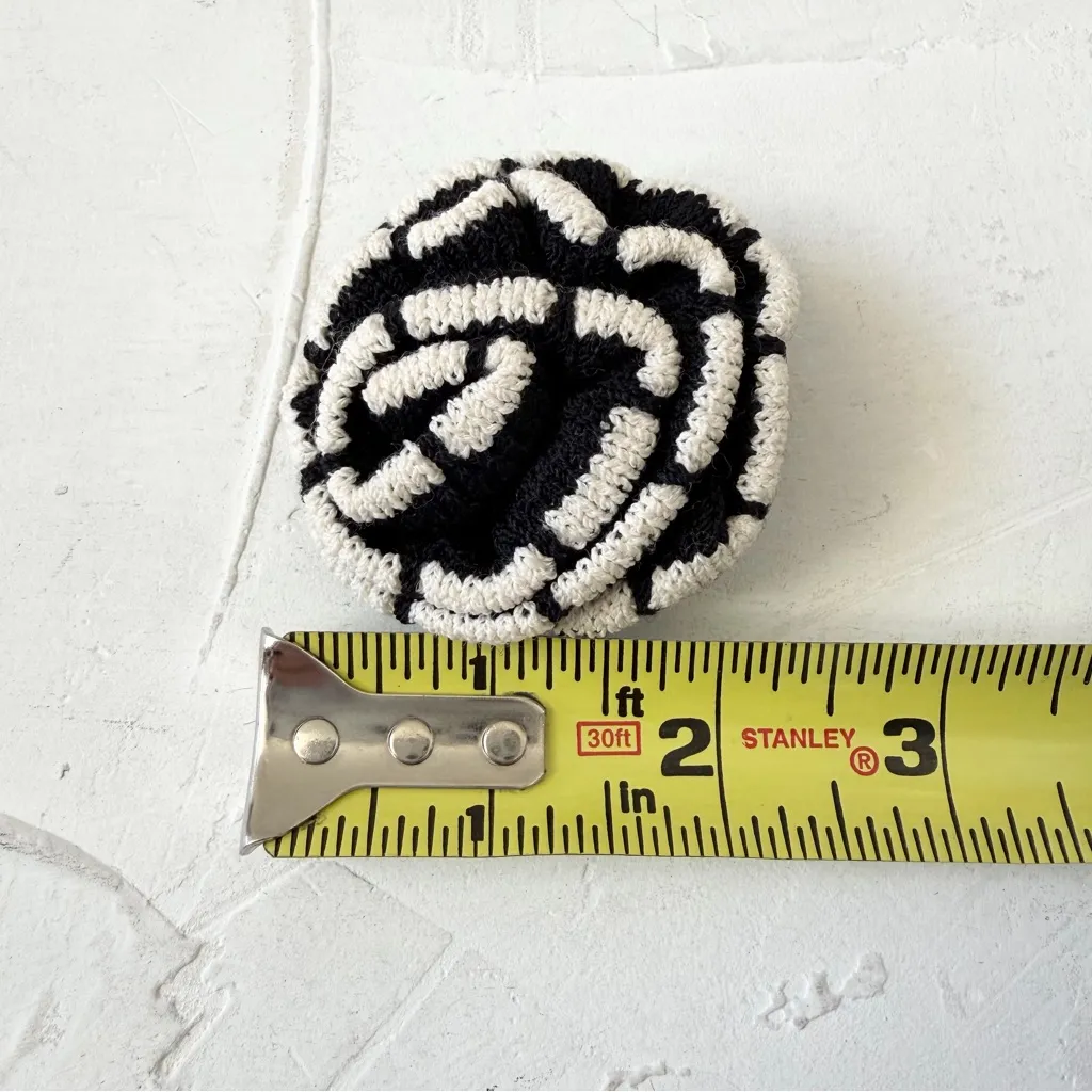 ST JOHN Santana Knit Black & White Flower 3-D Rosette Pin Brooch - Image 8