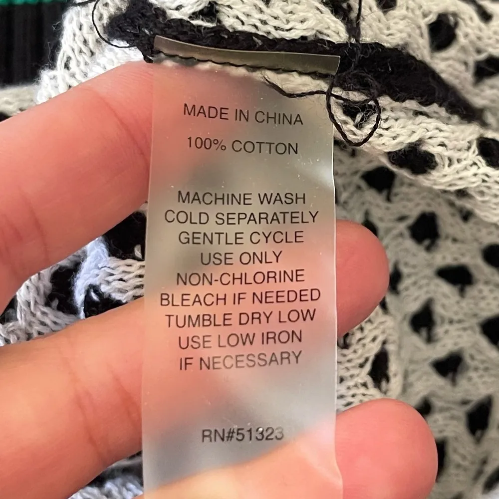 Two by Vince Camuto black patterned v - Image 5