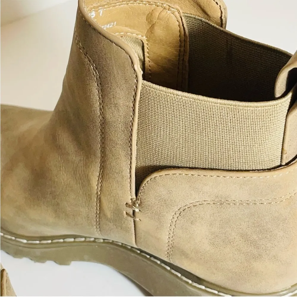a Rielle Women’s Size 7 Beige Ankle Boot in EUC - Image 6