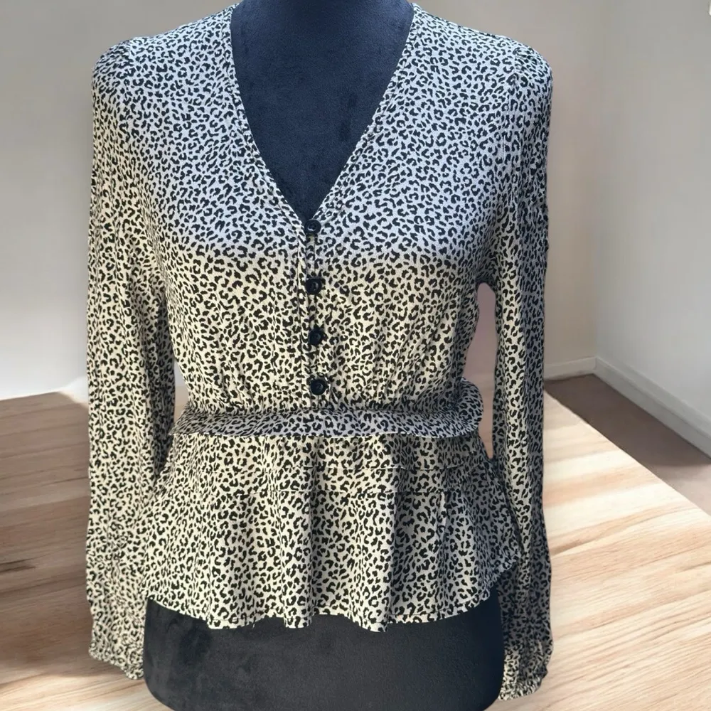 Easel‎ Animal Print Top Women's Small Long Sleeve Black/White Peplum V-Neck - Image 2