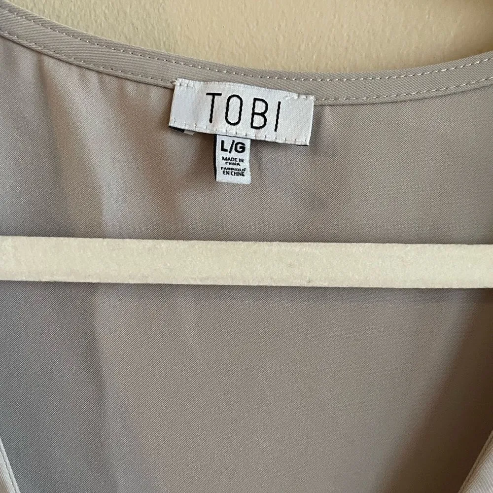 Tobi Gray sleeveless blouse size large - Image 3