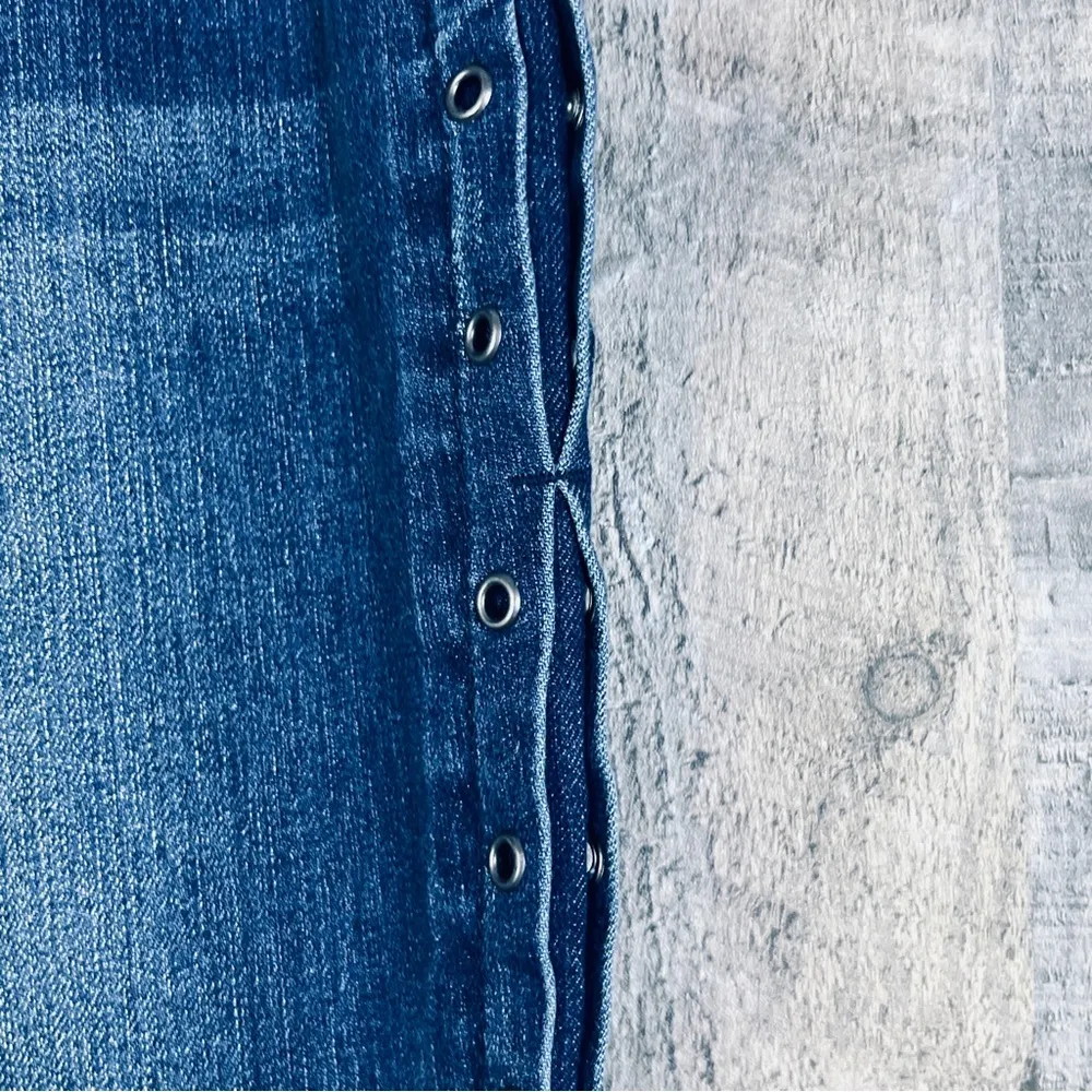 Romeo + Juliet Couture Size Medium Raw Hem Dark Blue Denim Wash Jeans 5 … - Image 6