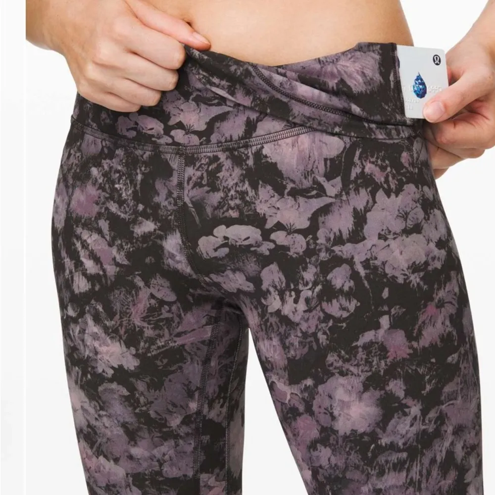 Align HR II Legging 25” Color: Floral Illusion Ice Grey Size 2 EUC - Image 3