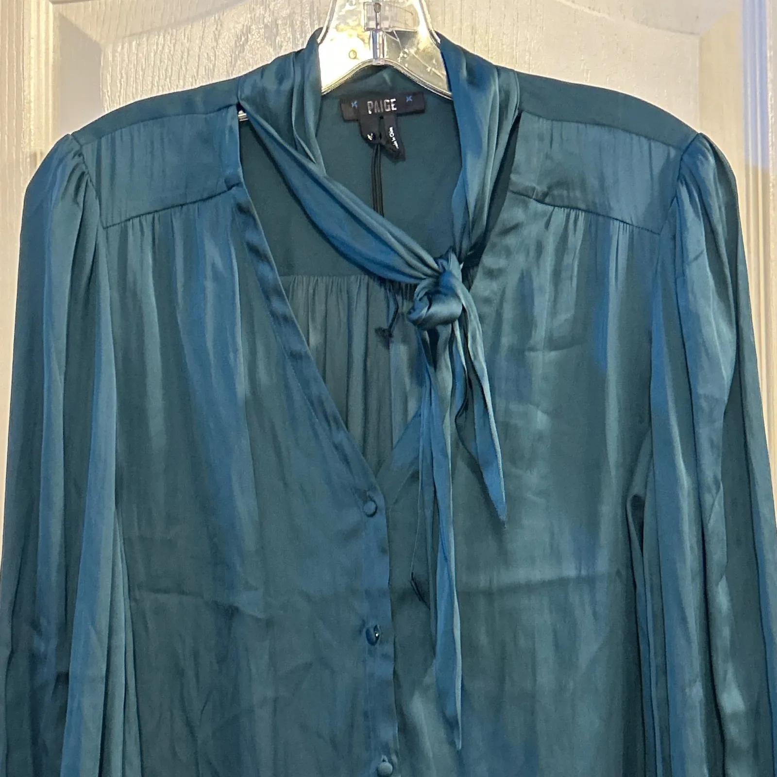 PAIGE Cleobelle Emerald Green Satin Tie Neck Button Front Blouse Medium - Image 5